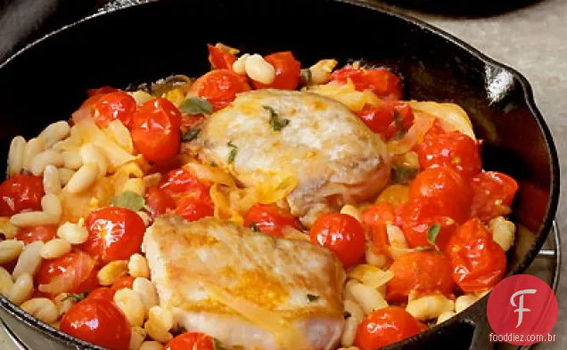 Lombo de porco assado com tomate, feijão branco e sálvia