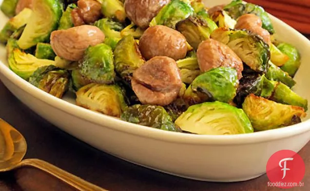 Castanhas caramelizadas e couves de Bruxelas em um esmalte de vinagre de cidra