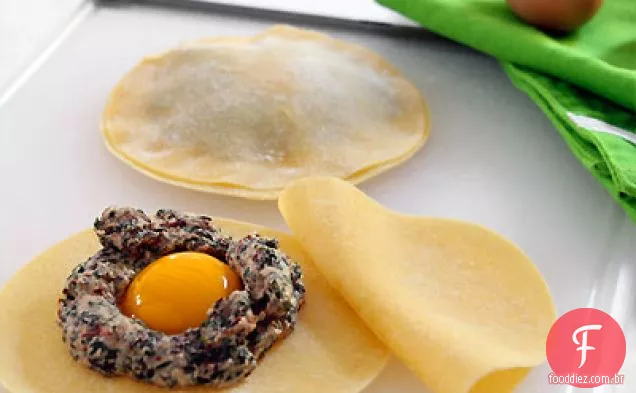 Raviolo com gema de ovo em molho de manteiga marrom sálvia com aroma de Trufa