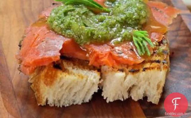 Spruce curado Gravlox com Spruce Pesto Crostini