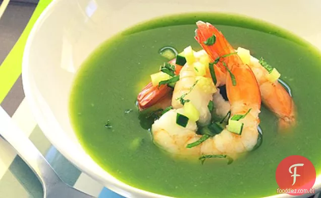 Sopa de pepino picante fria com camarão escalfado