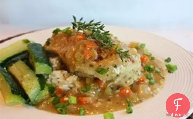 Peitos de frango refogados em saboroso Ragout Mirepoix