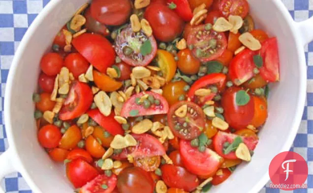 Tomate picado Saboreie com alho frito e alcaparras