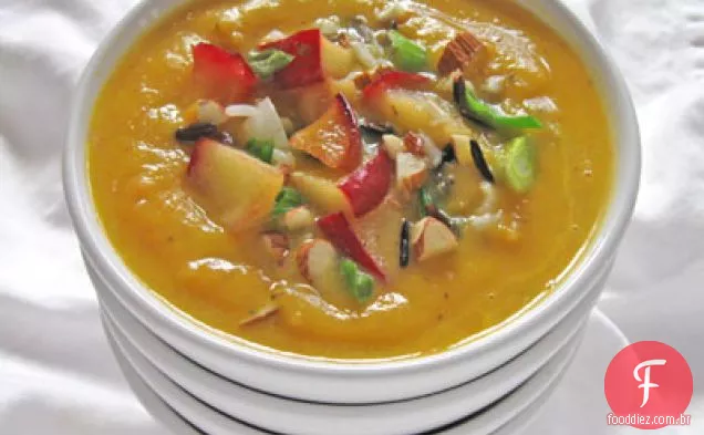 Sopa de abóbora assada com arroz selvagem e maçãs
