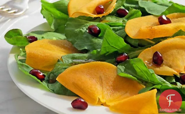 Salada de caqui Fuyu com rúcula e romã