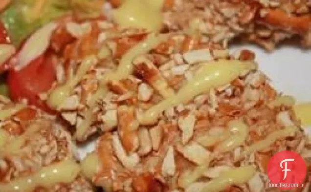 Frango com mostarda de mel com crosta de Pretzel