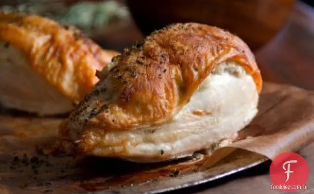 Peito de frango assado com queijo de cabra e agrião