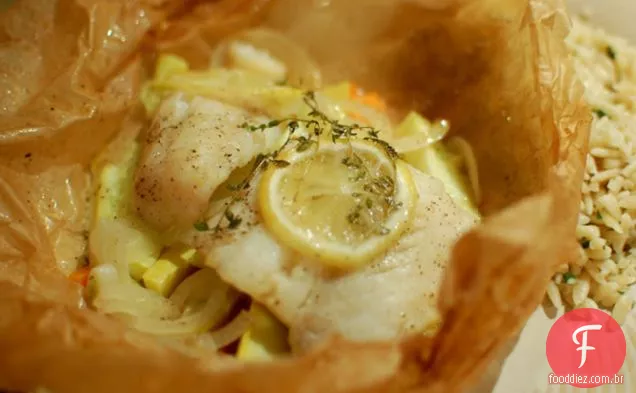 Bacalhau en Papillote (papel manteiga) com legumes frescos e limão
