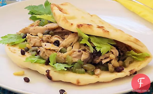 Frango Naanwich com açafrão , alcaparras e passas