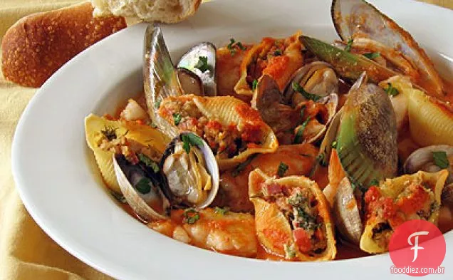 Chouriço e moluscos recheados com massas em molho Cioppino