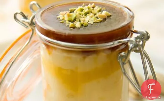Pudim de arroz cardamomo com pistache e caramelo