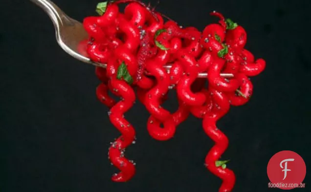 Fusilli de beterraba vermelha com balsâmico, sementes de papoula e hortelã