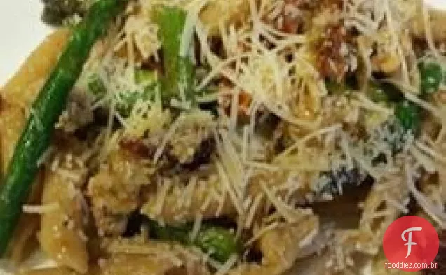 Frango Penne com aspargos, tomates secos ao sol e corações de alcachofra