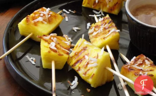 Satays de abacaxi grelhado com Caramelo De Coco temperado