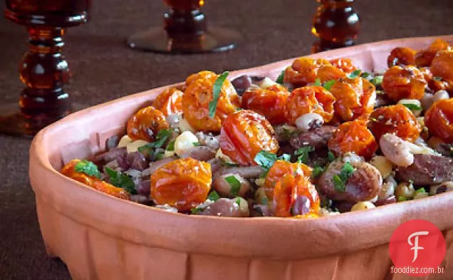Feijão marinado com tomate assado
