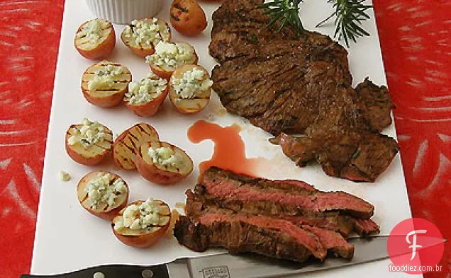 Bife de saia grelhado Worcestershire com batatas de queijo azul