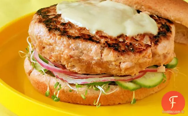Hambúrguer de atum albacora com pepino japonês Relish & Wasabi Aioli