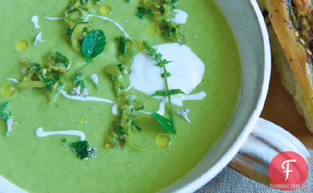 Sopa de abobrinha gelada com iogurte de leite de cabra