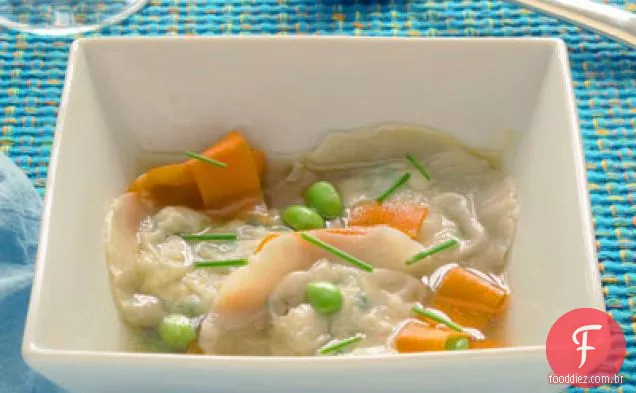 Ravioli de caranguejo em caldo de gengibre