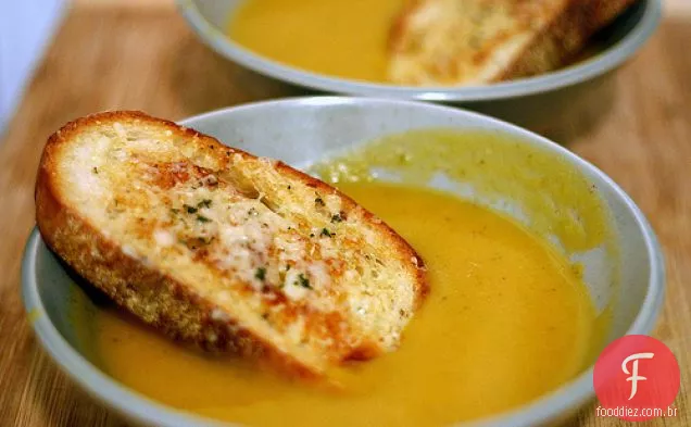 Sopa De Abóbora De Inverno Com Croutons Gruyere
