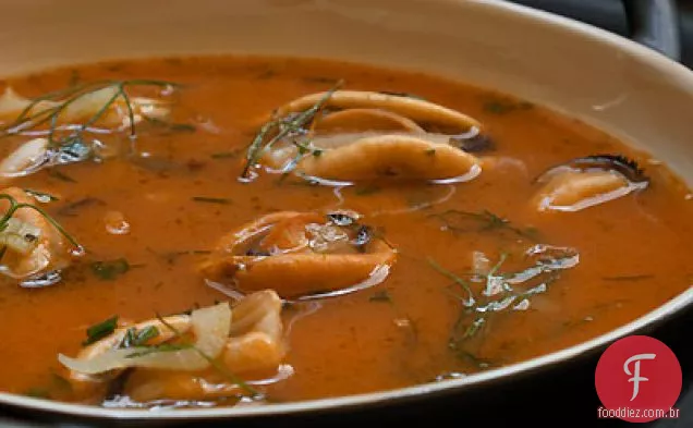 Sopa de tomate assada com mexilhões e erva-doce