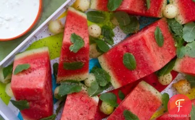 Salada de melancia com molho de leite coalhado Feta