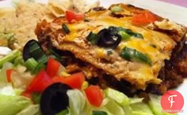 Caçarola de Enchilada de frango e feijão preto em camadas
