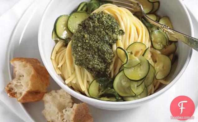 Massa de pesto de manjericão com abobrinha e hortelã