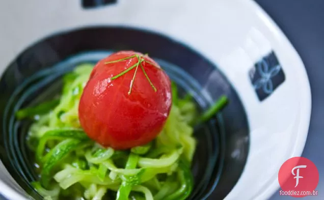 Tomate escalfado com abobrinha 