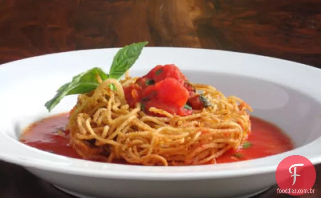 Espaguete frito com molho de tomate assado