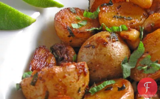 Alho batatas novas com capim-limão e hortelã