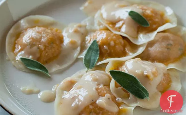 Ravioli Kabocha Com Um Molho De Creme De Avelã Torrado