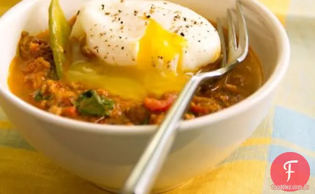Hash de cordeiro com curry com ovo escalfado