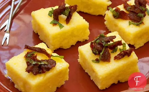 Polenta morde com tomates secos ao sol