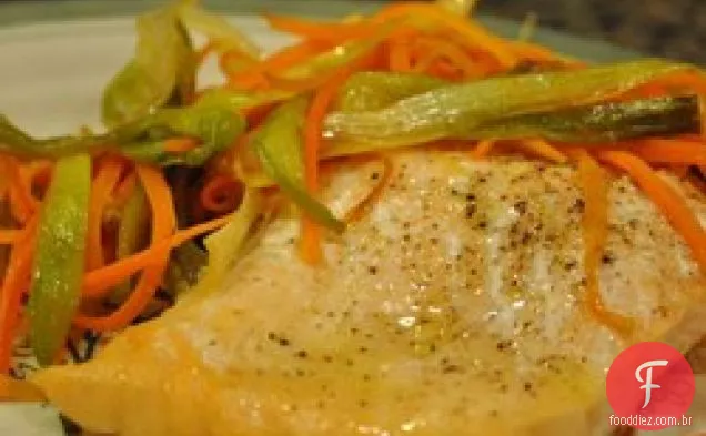 Salmão com alho-poró caramelizado