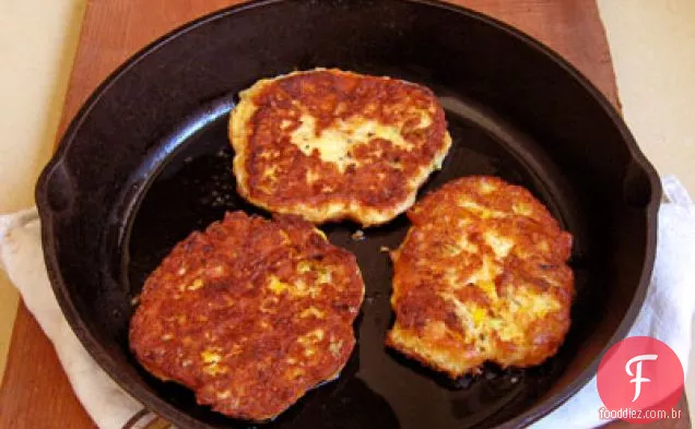 Panquecas de queijo Cheddar, com tomate de herança, abacate e vinagrete de Bacon quente