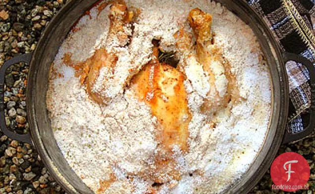 Frango inteiro assado em uma crosta de sal infundida com tomilho