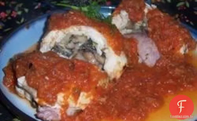 Rollitos de Pollo en Salsa de Guajillo (pãezinhos de frango em molho de pimenta Guajillo)