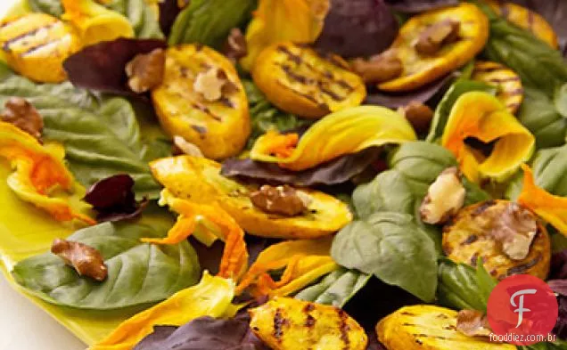 Manjericão roxo e salada de abóbora grelhada com nozes