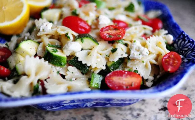 Salada de macarrão com tomate, abobrinha e queijo Feta