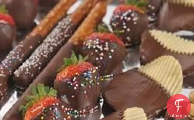 Chocolate escuro mergulhado morangos e lanches