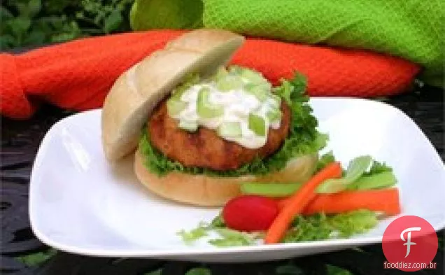 Hambúrgueres de frango Buffalo com molho de queijo azul