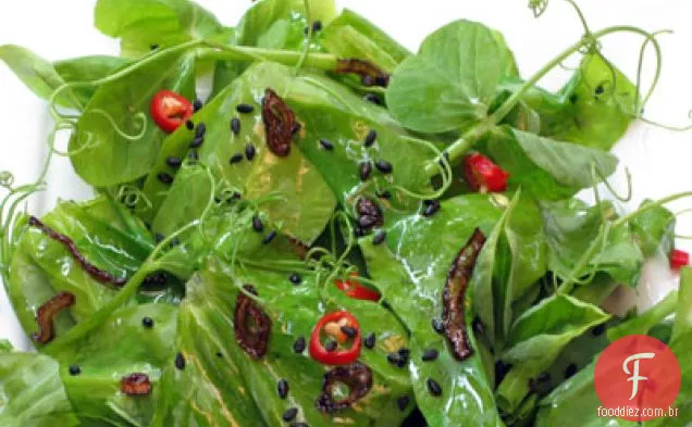 Salada de ervilha com molho quente de gergelim e pimenta vermelha