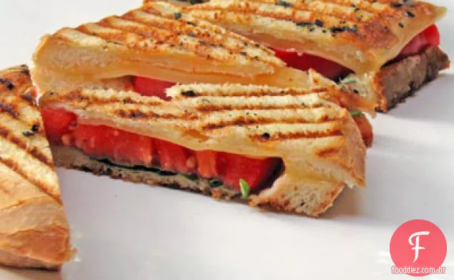 Tomate e manjericão grelhado sanduíche Gouda