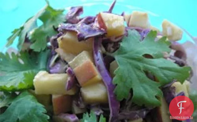 Maçã roxa Slaw com molho de Manteiga De Amendoim