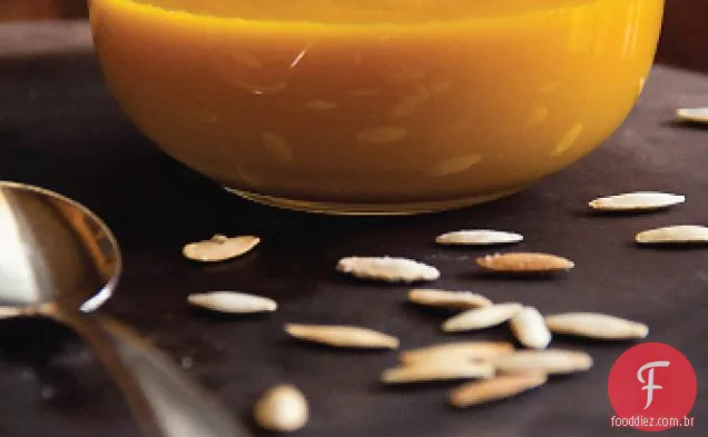 Esperando por sopa de abóbora assada com sementes de abóbora torradas