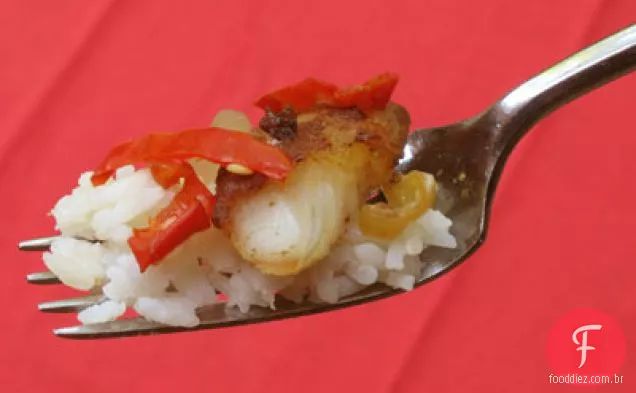 Pan peixe-gato frito com arroz com manteiga e pimenta em conserva sabor
