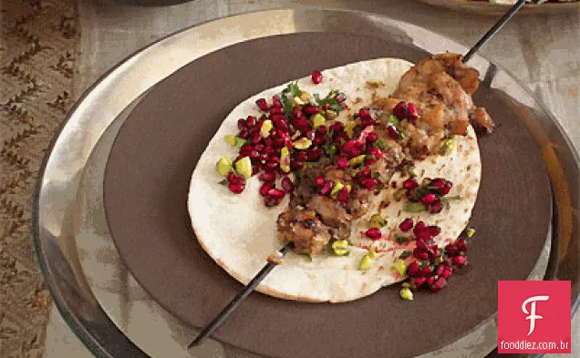 Kebabs de frango com especiarias Turcas com sabor de romã e iogurte de tahine
