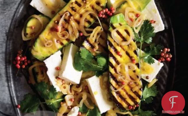Salada grelhada com abobrinha e queijo Feta