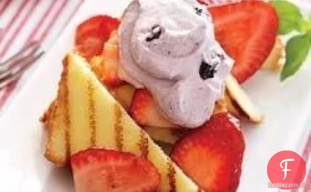 Shortcakes vermelhos, brancos e de mirtilo